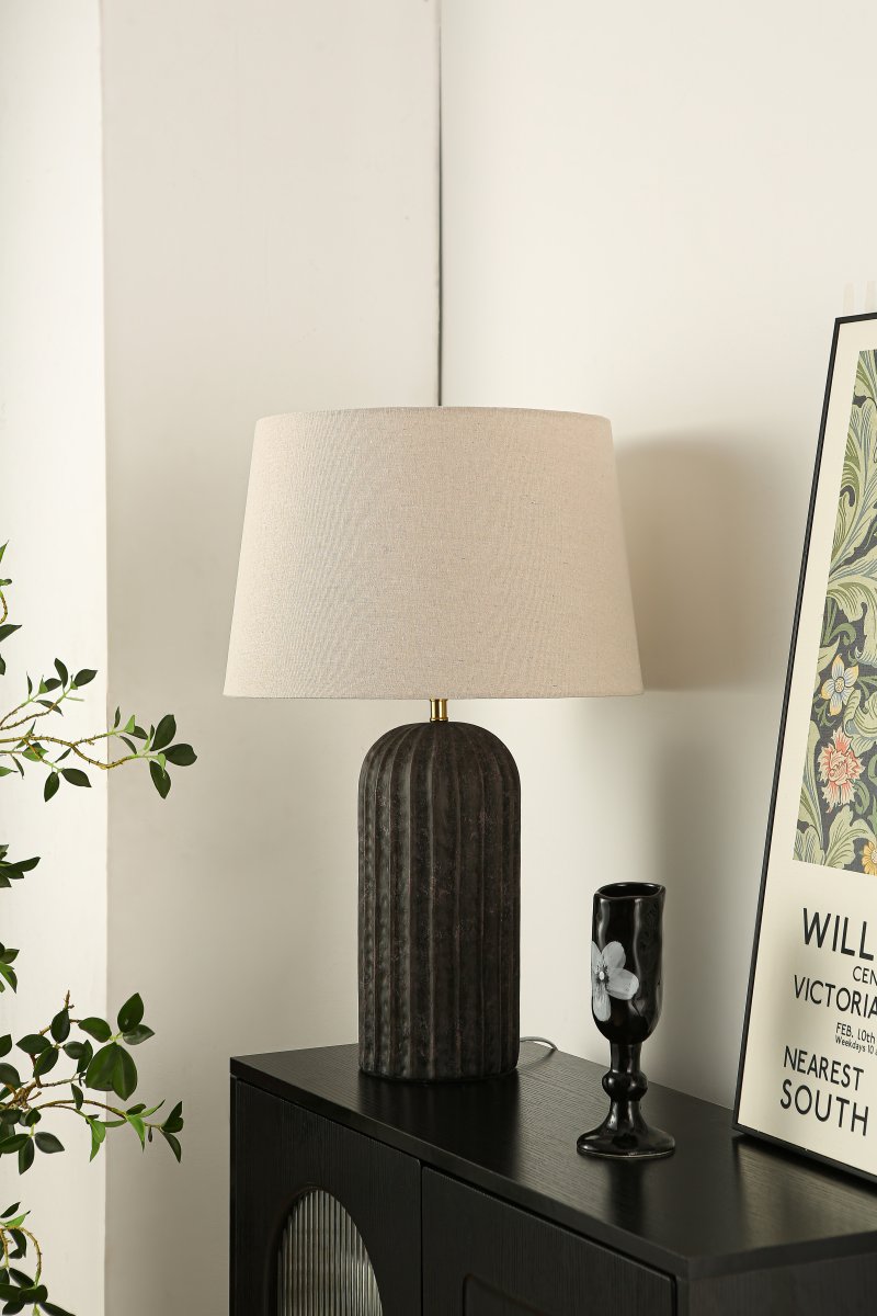 Porto 63cm Svart/beige bordlampe Fra Nordic Lighting - Lampefoten er laget av keramikk og har en svartmalt, varierende skjerm som gir et levende og eksklusivt uttrykk.