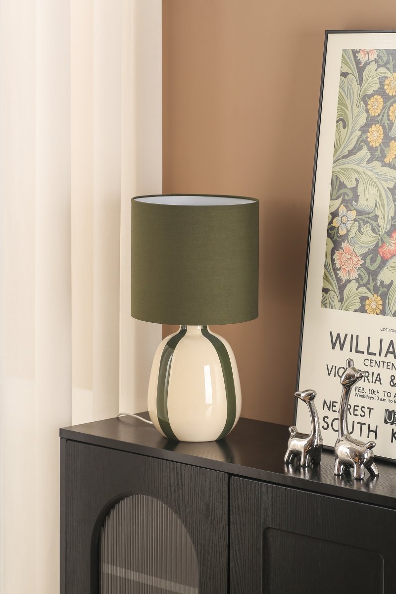 Rippel 40cm Grønn bordlampe Fra Nordic Lighting - Rippel er en elegant bordlampe med et harmonisk og mettet fargespill.