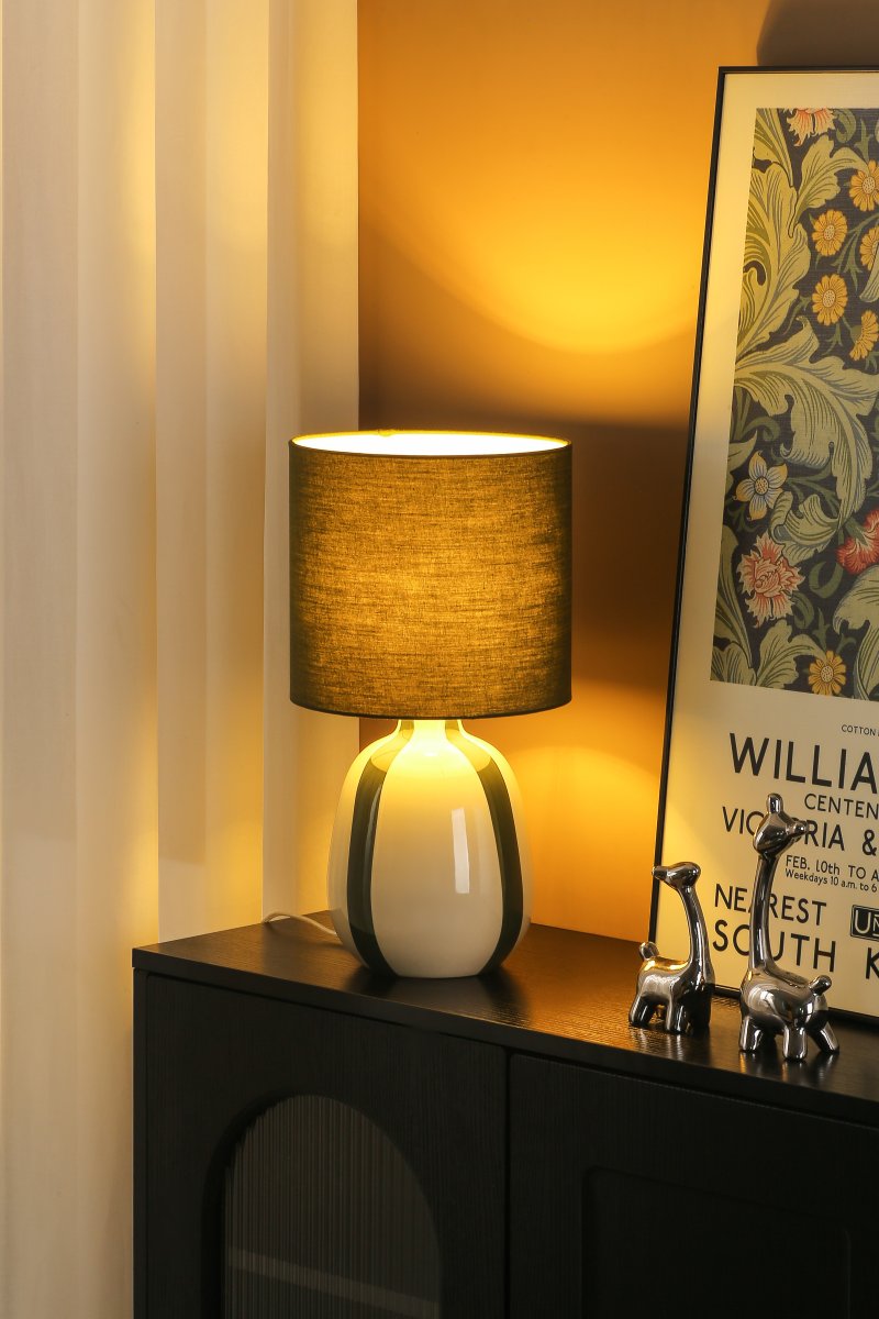 Rippel 40cm Grønn bordlampe Fra Nordic Lighting - Rippel er en elegant bordlampe med et harmonisk og mettet fargespill.