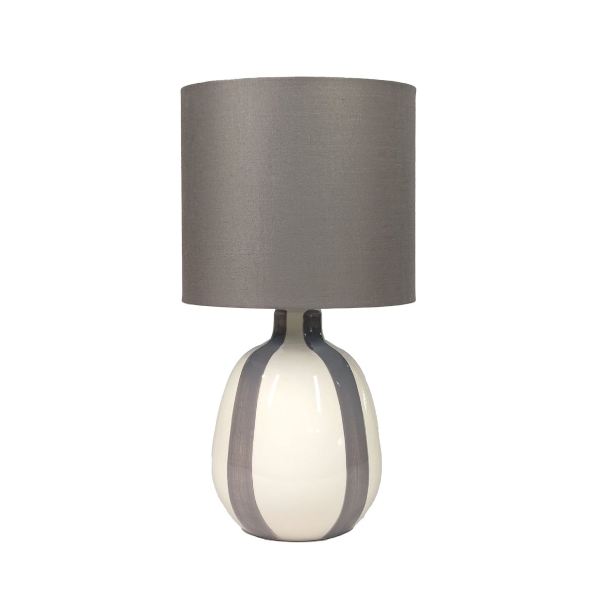 Rippel 40cm Grå bordlampe Fra Nordic Lighting - Rippel er en elegant bordlampe med et harmonisk og mettet fargespill.