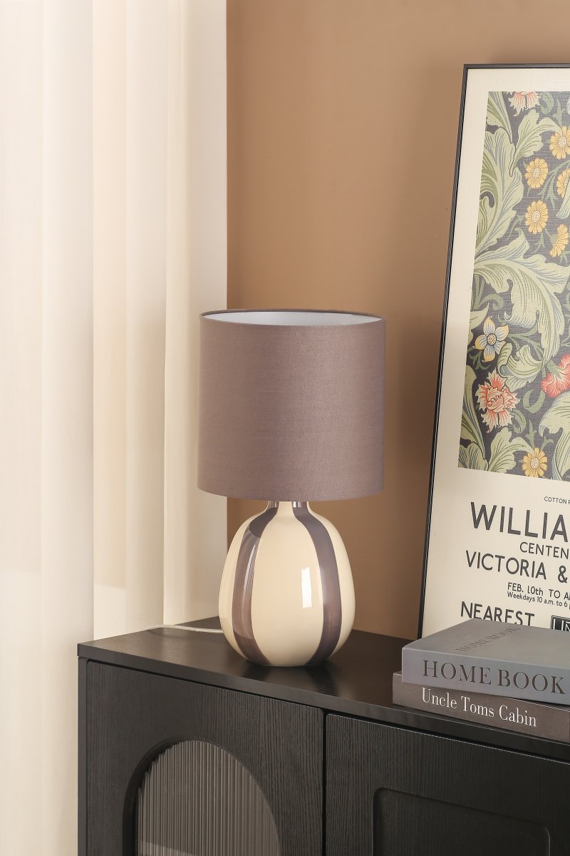Rippel 40cm Grå bordlampe Fra Nordic Lighting - Rippel er en elegant bordlampe med et harmonisk og mettet fargespill.