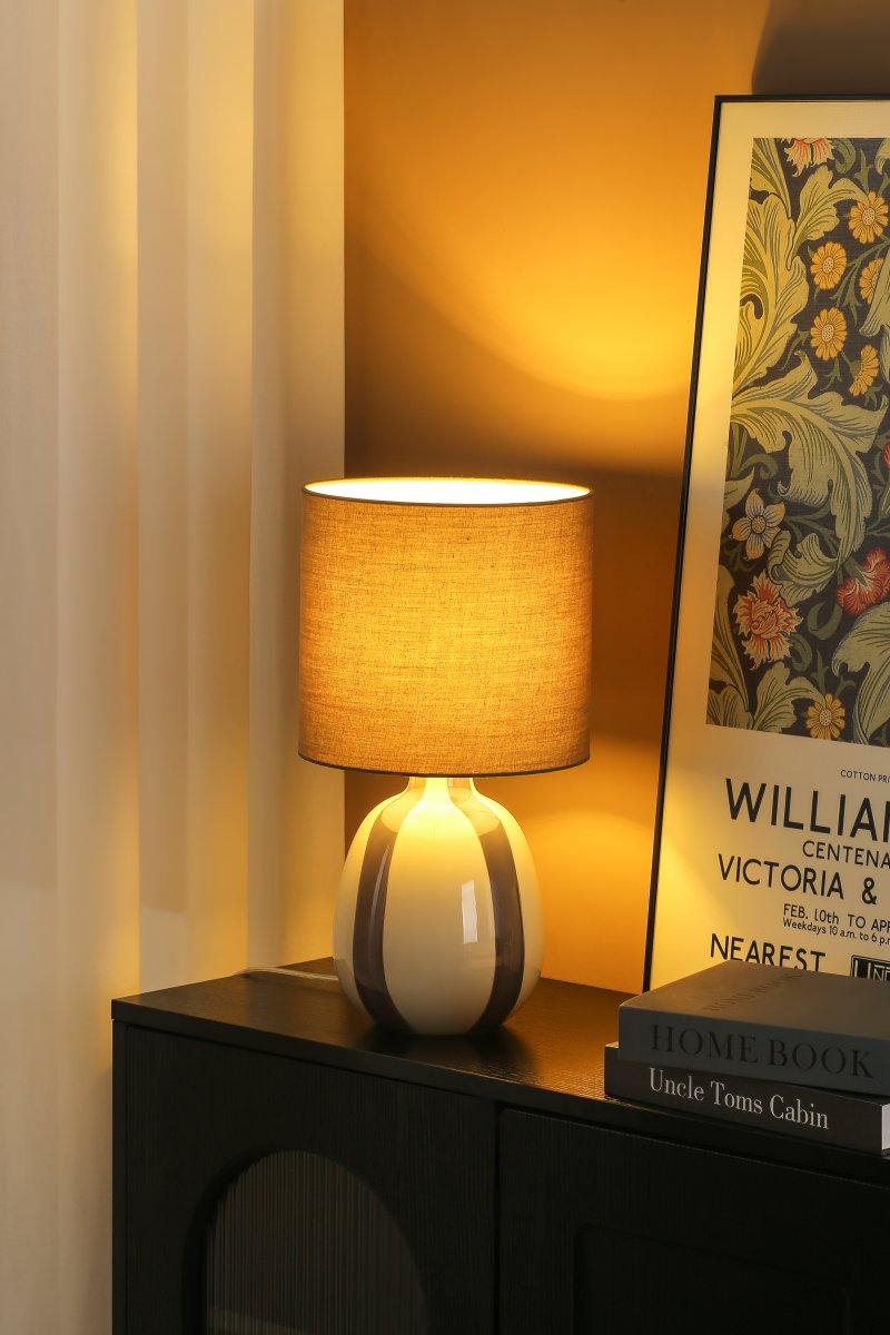 Rippel 40cm Grå bordlampe Fra Nordic Lighting - Rippel er en elegant bordlampe med et harmonisk og mettet fargespill.