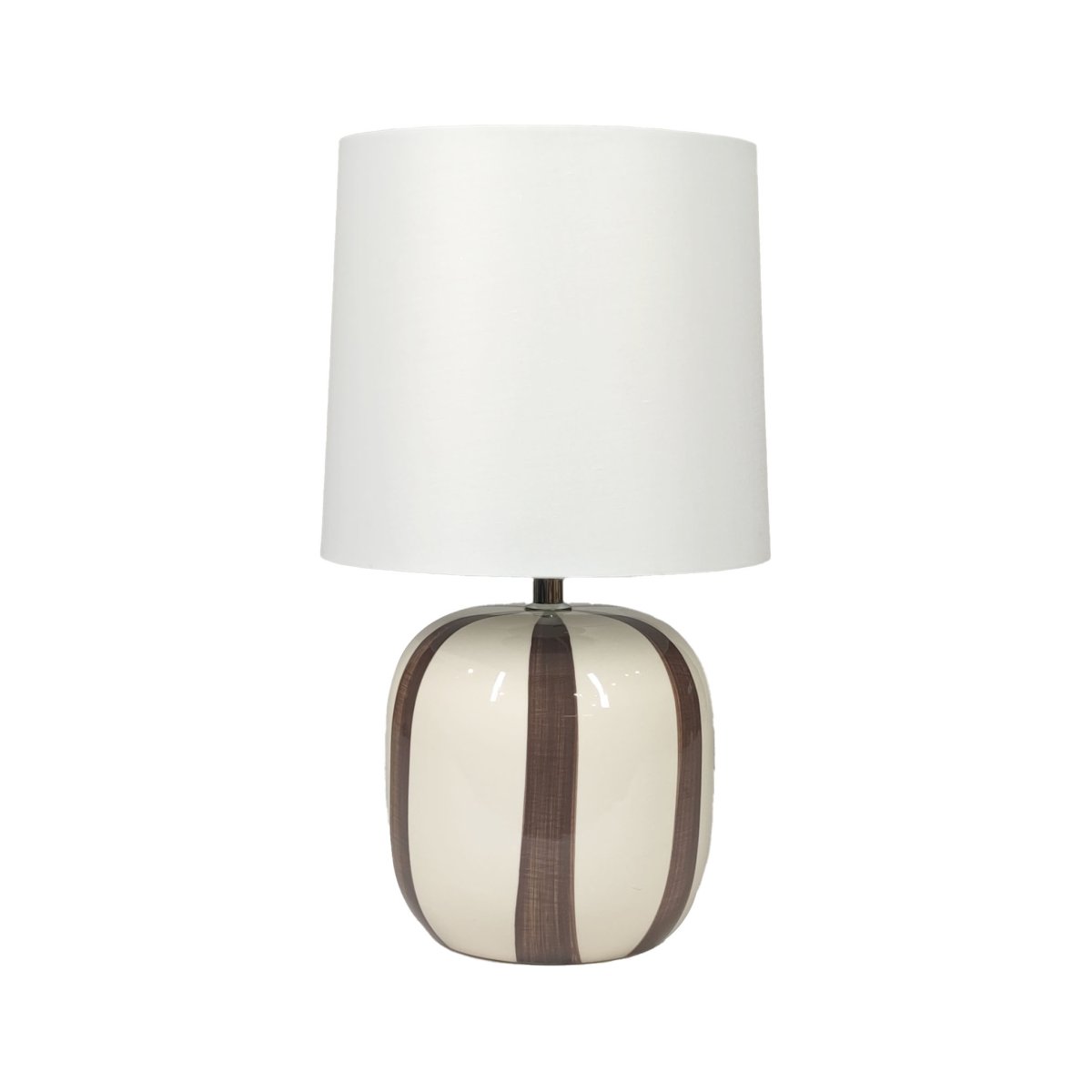 Pholca 38cm Hvit/brun bordlampe Fra Nordic Lighting - Lampefoten er laget av keramikk med en kremhvit base og brune striper som skaper liv og karakter.