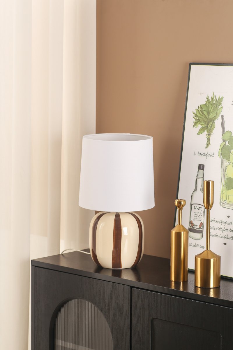 Pholca 38cm Hvit/brun bordlampe Fra Nordic Lighting - Lampefoten er laget av keramikk med en kremhvit base og brune striper som skaper liv og karakter.
