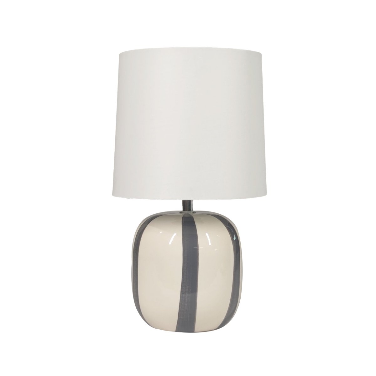 Pholca 38cm Hvit/grå bordlampe Fra Nordic Lighting - Lampefoten er laget av keramikk med en kremhvit base og gr&aring; striper som skaper liv og karakter.