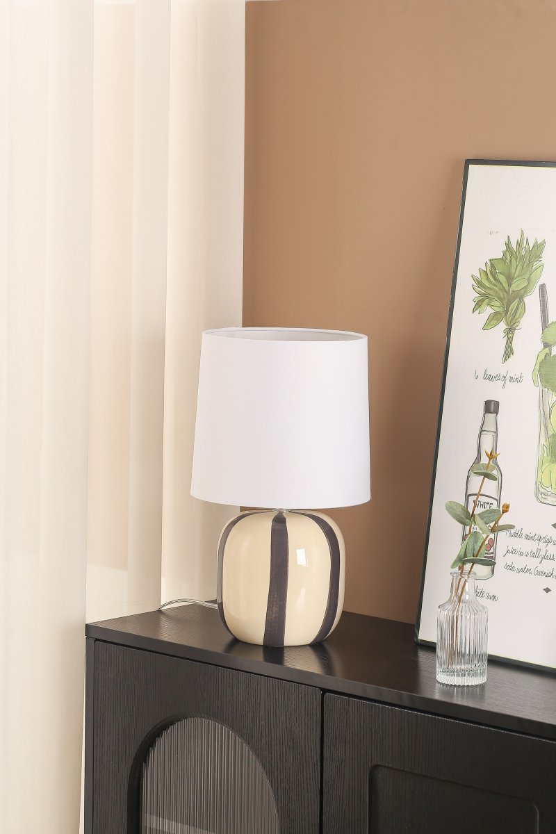 Pholca 38cm Hvit/grå bordlampe Fra Nordic Lighting - Lampefoten er laget av keramikk med en kremhvit base og gr&aring; striper som skaper liv og karakter.