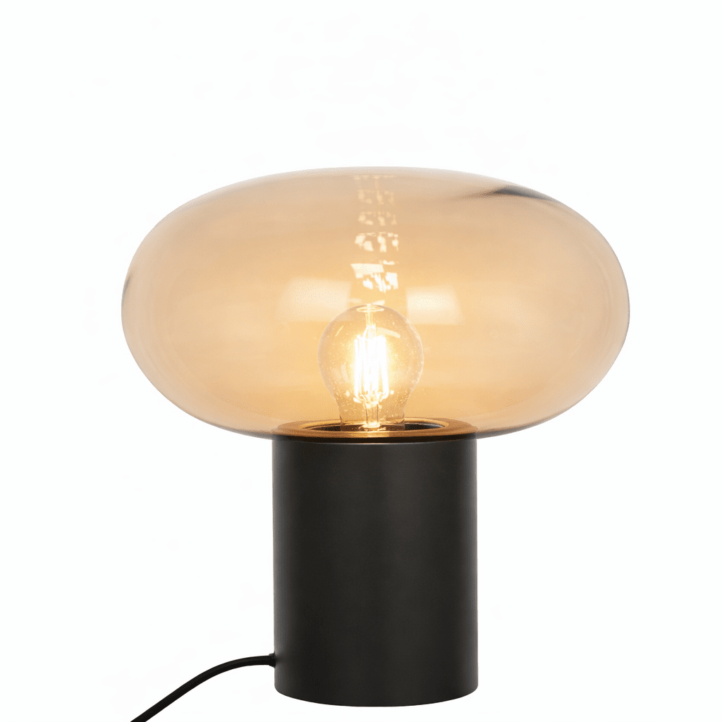 Alba 32cm Svart/ravfarget bordlampe Fra Nordic Lighting - Den svarte metallbasen gir et stabilt og elegant uttrykk, mens den ravfargede glassskjermen skaper et mykt og stemningsfullt lys.
