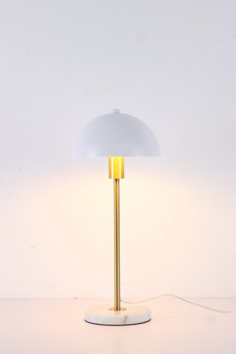 Dito 47cm Hvit bordlampe Fra Nordic Lighting - Den hvite skjermen og den naturlige hvite marmorbasen skaper et sofistikert uttrykk, mens stangen i skinnende gullfinish gir en varm og luksuri&oslash;s f&oslash;lelse.