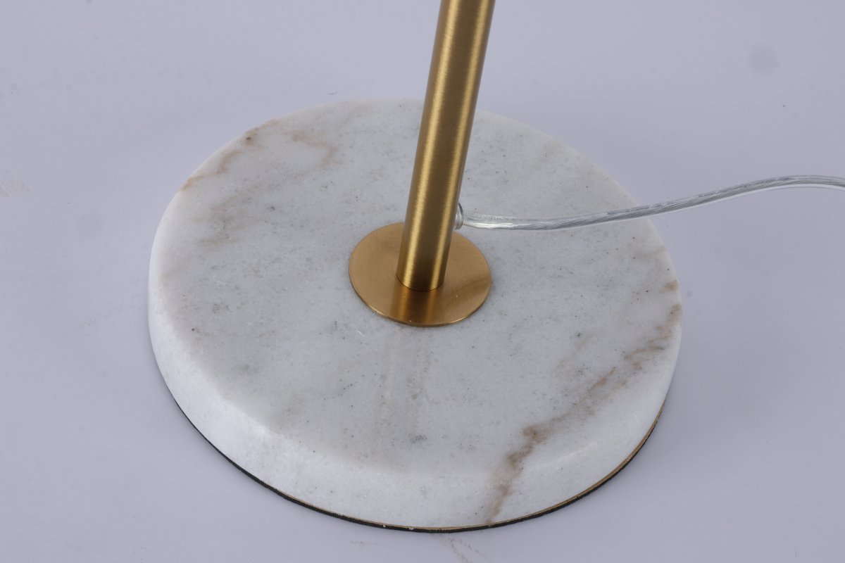 Dito 47cm Hvit bordlampe Fra Nordic Lighting - Den hvite skjermen og den naturlige hvite marmorbasen skaper et sofistikert uttrykk, mens stangen i skinnende gullfinish gir en varm og luksuri&oslash;s f&oslash;lelse.