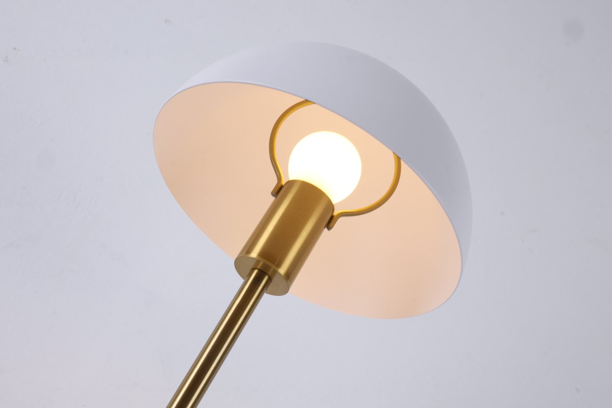 Dito 47cm Hvit bordlampe Fra Nordic Lighting - Den hvite skjermen og den naturlige hvite marmorbasen skaper et sofistikert uttrykk, mens stangen i skinnende gullfinish gir en varm og luksuri&oslash;s f&oslash;lelse.