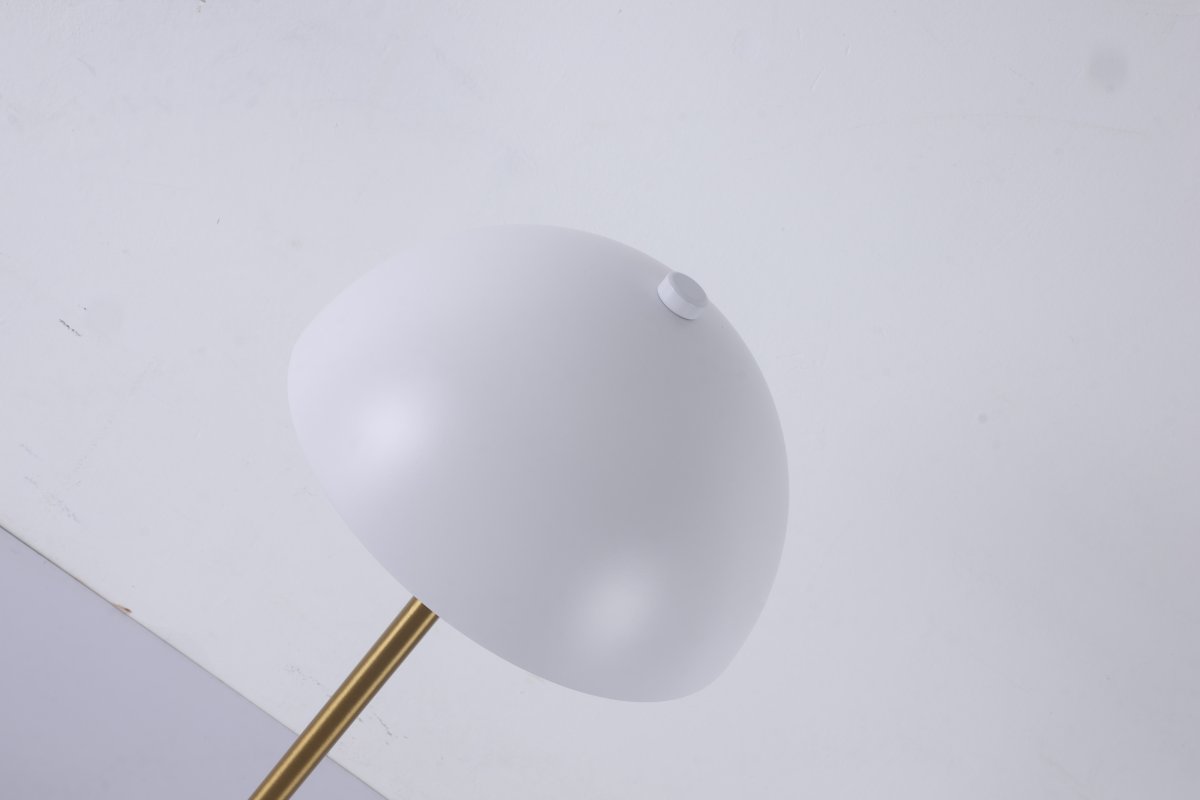 Dito 47cm Hvit bordlampe Fra Nordic Lighting - Den hvite skjermen og den naturlige hvite marmorbasen skaper et sofistikert uttrykk, mens stangen i skinnende gullfinish gir en varm og luksuri&oslash;s f&oslash;lelse.