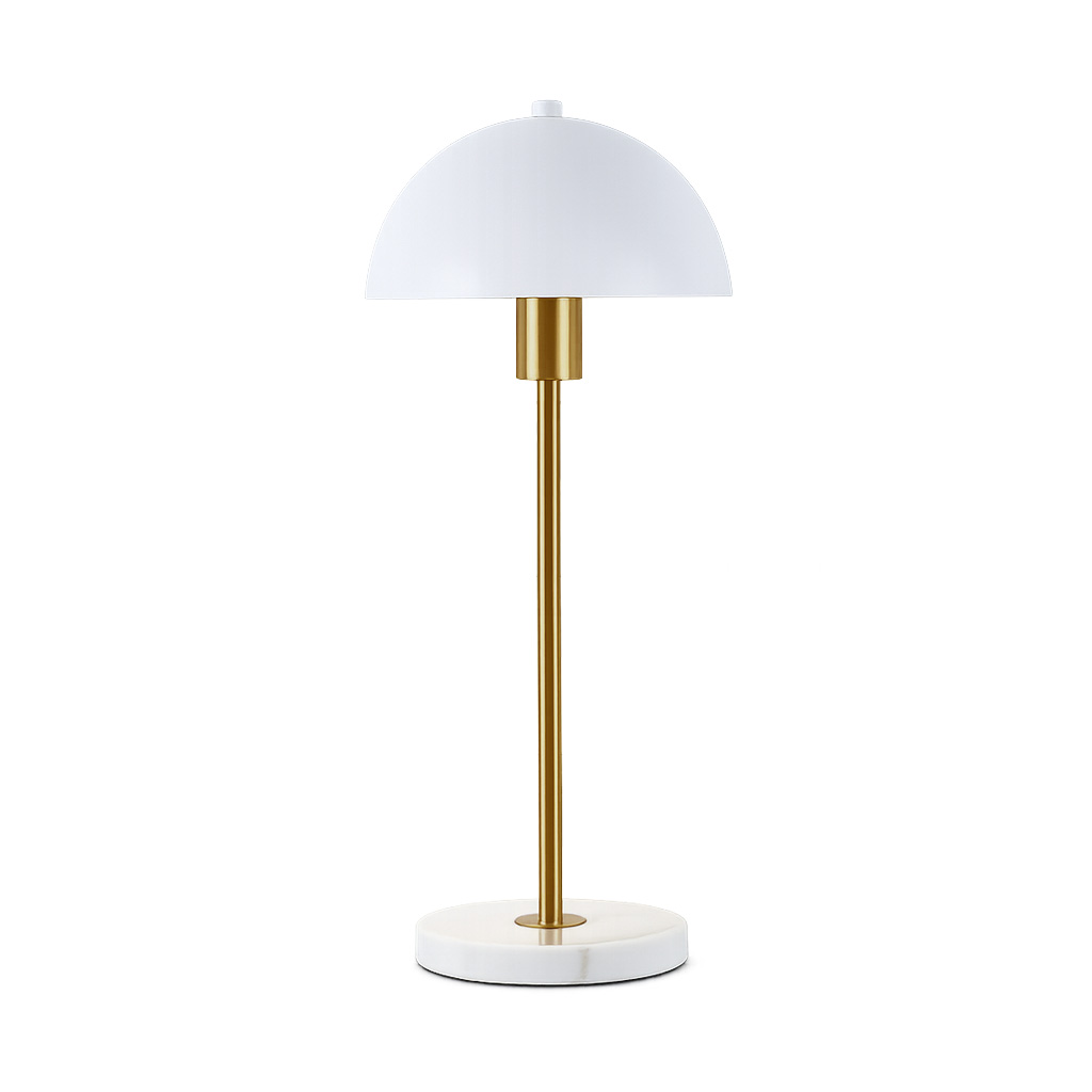 Dito 47cm Hvit bordlampe Fra Nordic Lighting - Den hvite skjermen og den naturlige hvite marmorbasen skaper et sofistikert uttrykk, mens stangen i skinnende gullfinish gir en varm og luksuri&oslash;s f&oslash;lelse.