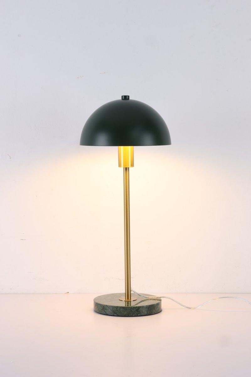 Dito 47cm Grønn bordlampe Fra Nordic Lighting - Den gr&oslash;nne skjermen og marmorbasen skaper et sofistikert uttrykk, mens stangen i skinnende gullfinish gir en varm og luksuri&oslash;s f&oslash;lelse.