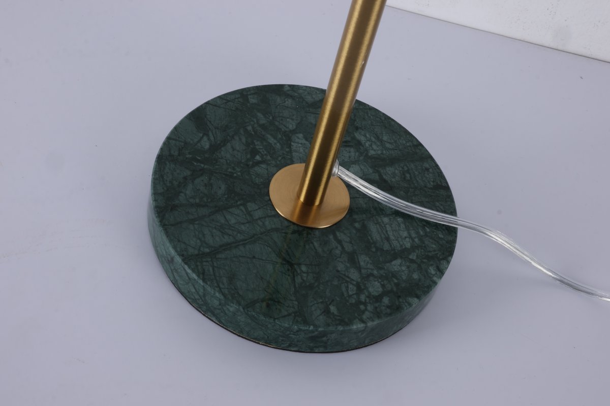 Dito 47cm Grønn bordlampe Fra Nordic Lighting - Den gr&oslash;nne skjermen og marmorbasen skaper et sofistikert uttrykk, mens stangen i skinnende gullfinish gir en varm og luksuri&oslash;s f&oslash;lelse.