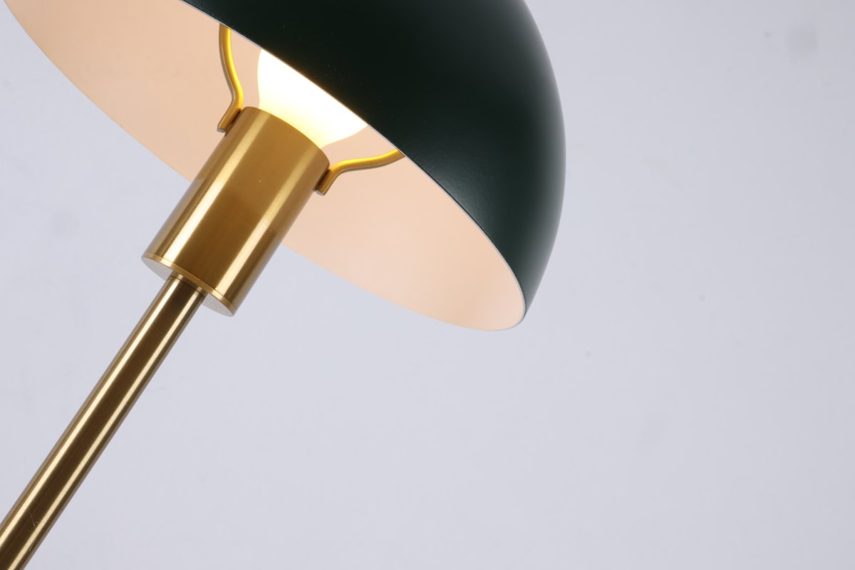 Dito 47cm Grønn bordlampe Fra Nordic Lighting - Den gr&oslash;nne skjermen og marmorbasen skaper et sofistikert uttrykk, mens stangen i skinnende gullfinish gir en varm og luksuri&oslash;s f&oslash;lelse.