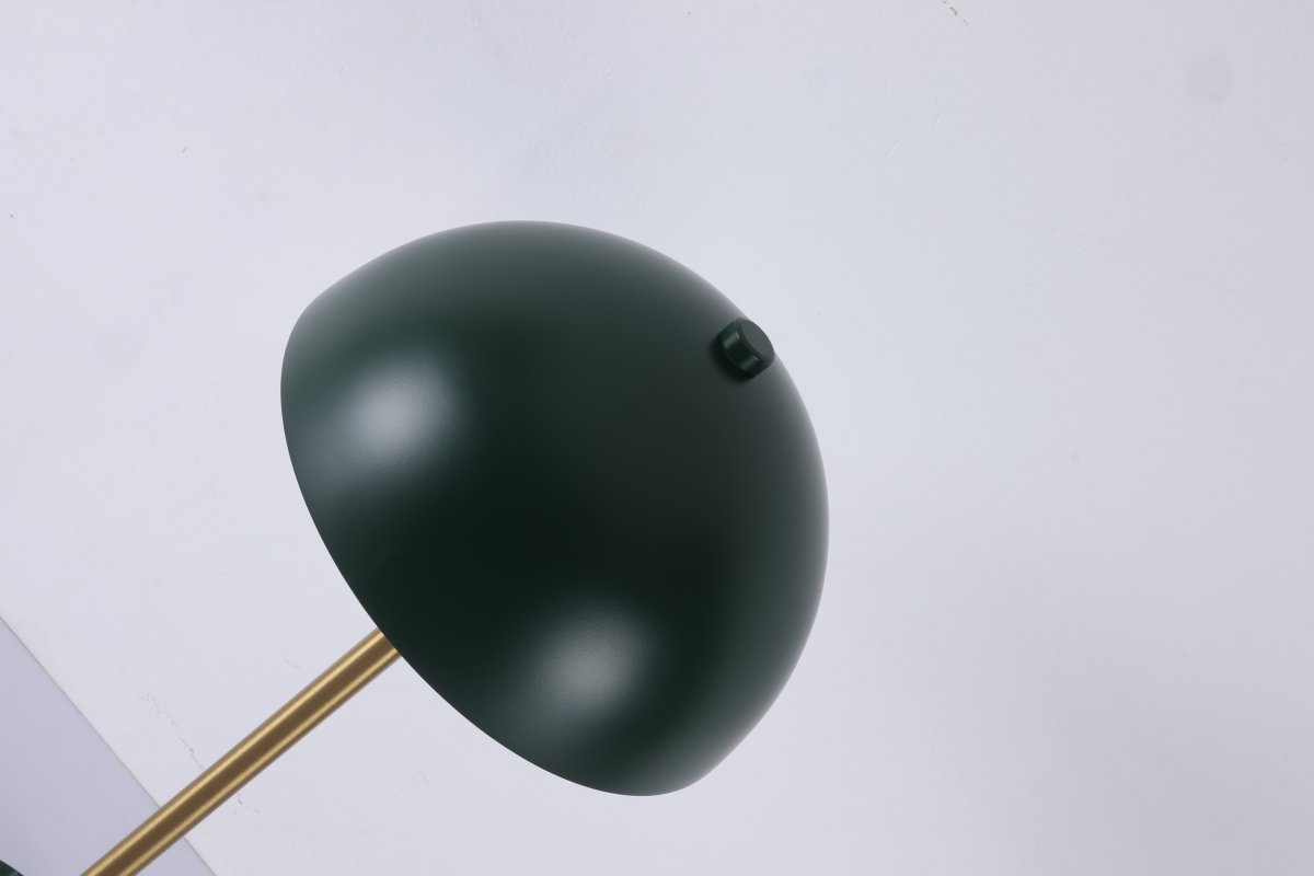 Dito 47cm Grønn bordlampe Fra Nordic Lighting - Den gr&oslash;nne skjermen og marmorbasen skaper et sofistikert uttrykk, mens stangen i skinnende gullfinish gir en varm og luksuri&oslash;s f&oslash;lelse.