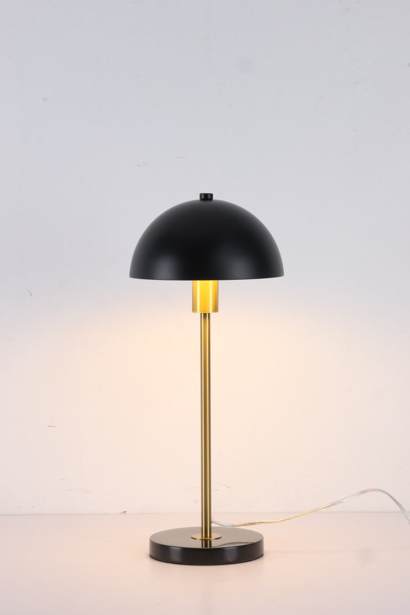 Dito 47cm Svart bordlampe Fra Nordic Lighting - Den svarte skjermen og marmorbasen skaper et sofistikert uttrykk, mens stangen i skinnende gullfinish gir en varm og luksuri&oslash;s f&oslash;lelse.
