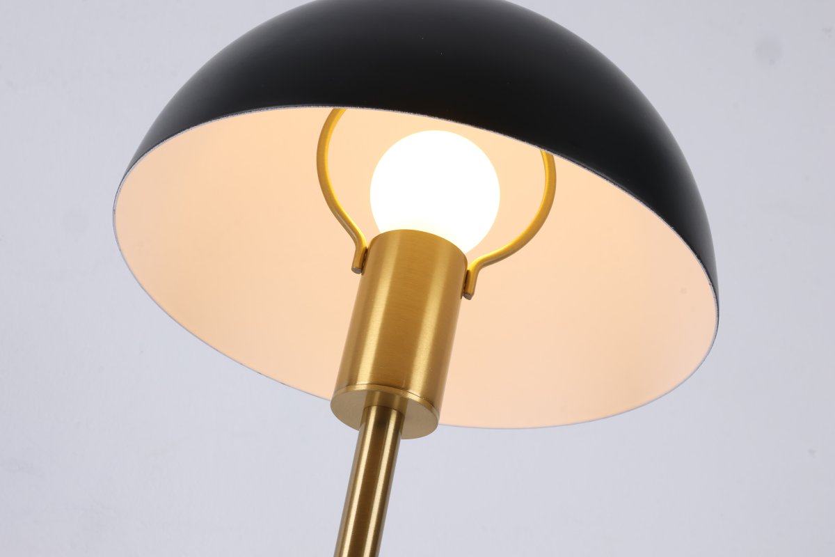 Dito 47cm Svart bordlampe Fra Nordic Lighting - Den svarte skjermen og marmorbasen skaper et sofistikert uttrykk, mens stangen i skinnende gullfinish gir en varm og luksuri&oslash;s f&oslash;lelse.