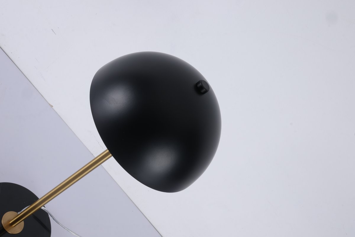 Dito 47cm Svart bordlampe Fra Nordic Lighting - Den svarte skjermen og marmorbasen skaper et sofistikert uttrykk, mens stangen i skinnende gullfinish gir en varm og luksuri&oslash;s f&oslash;lelse.