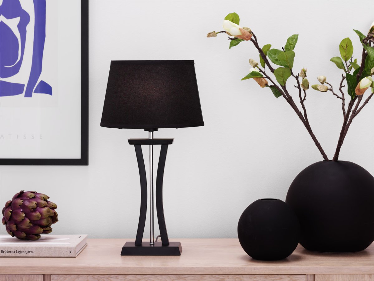 New Chelsea 47cm Svart bordlampe Fra Cottex - Ny Chelsea bordlampe er en elegant kombinasjon av tre, metall og tekstil som gir en moderne og stilig f&oslash;lelse til rommet.