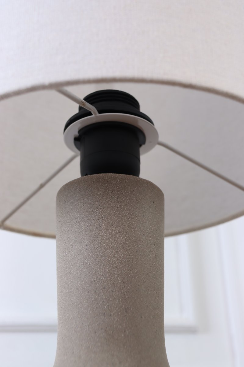 Lill Boda 52cm Sand bordlampe Fra Nordic Lighting - Lill Boda er en stilig keramisk bordlampe med en naturlig sandfarget base som gir et mykt og harmonisk uttrykk.