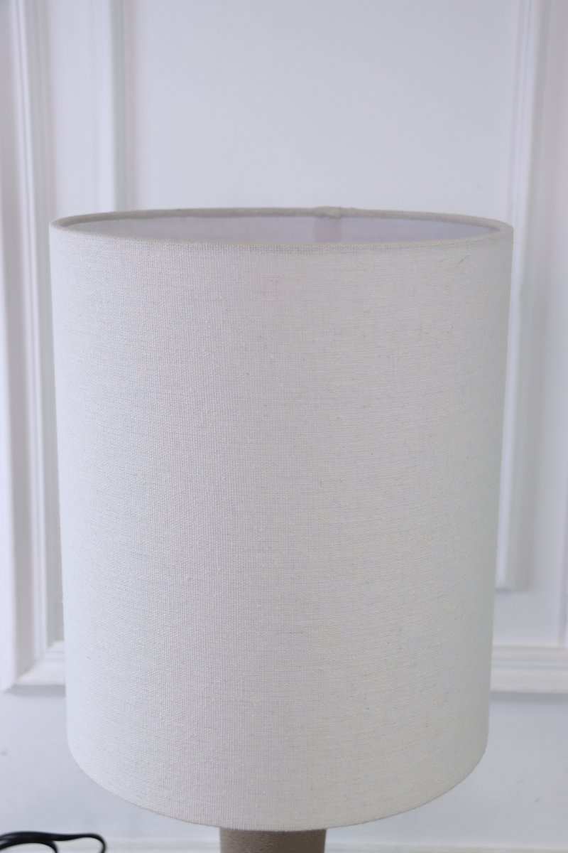 Lill Boda 52cm Sand bordlampe Fra Nordic Lighting - Lill Boda er en stilig keramisk bordlampe med en naturlig sandfarget base som gir et mykt og harmonisk uttrykk.