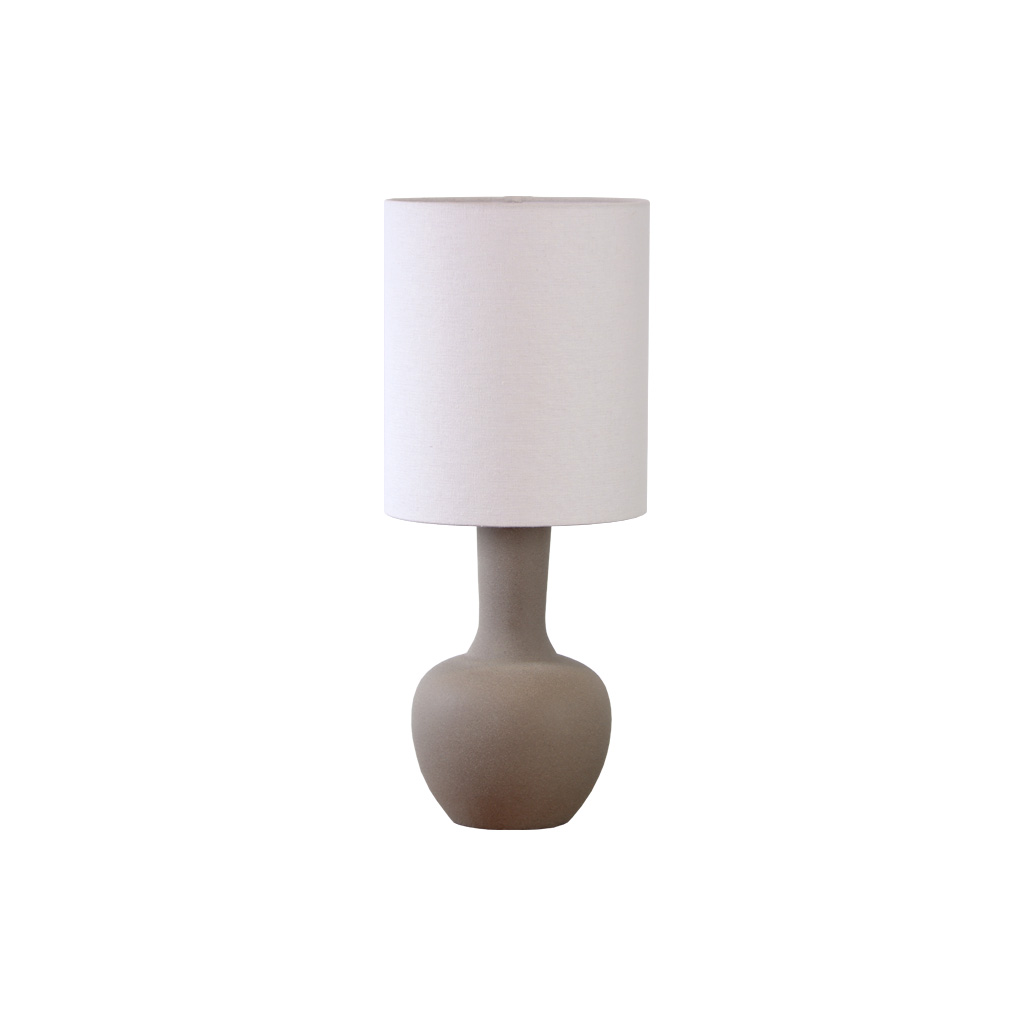 Lill Boda 52cm Sand bordlampe Fra Nordic Lighting - Lill Boda er en stilig keramisk bordlampe med en naturlig sandfarget base som gir et mykt og harmonisk uttrykk.
