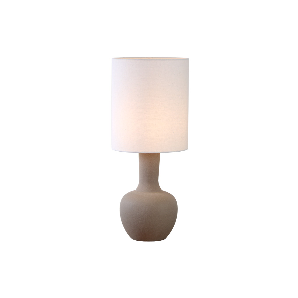 Lill Boda 52cm Sand bordlampe Fra Nordic Lighting - Lill Boda er en stilig keramisk bordlampe med en naturlig sandfarget base som gir et mykt og harmonisk uttrykk.