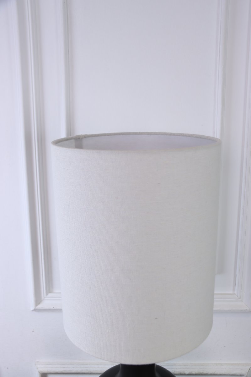 Lill Boda 52cm Svart bordlampe Fra Nordic Lighting - Lill Boda er en stilig bordlampe i keramikk med en glatt, svart lampefot som gir et mykt og harmonisk uttrykk.
