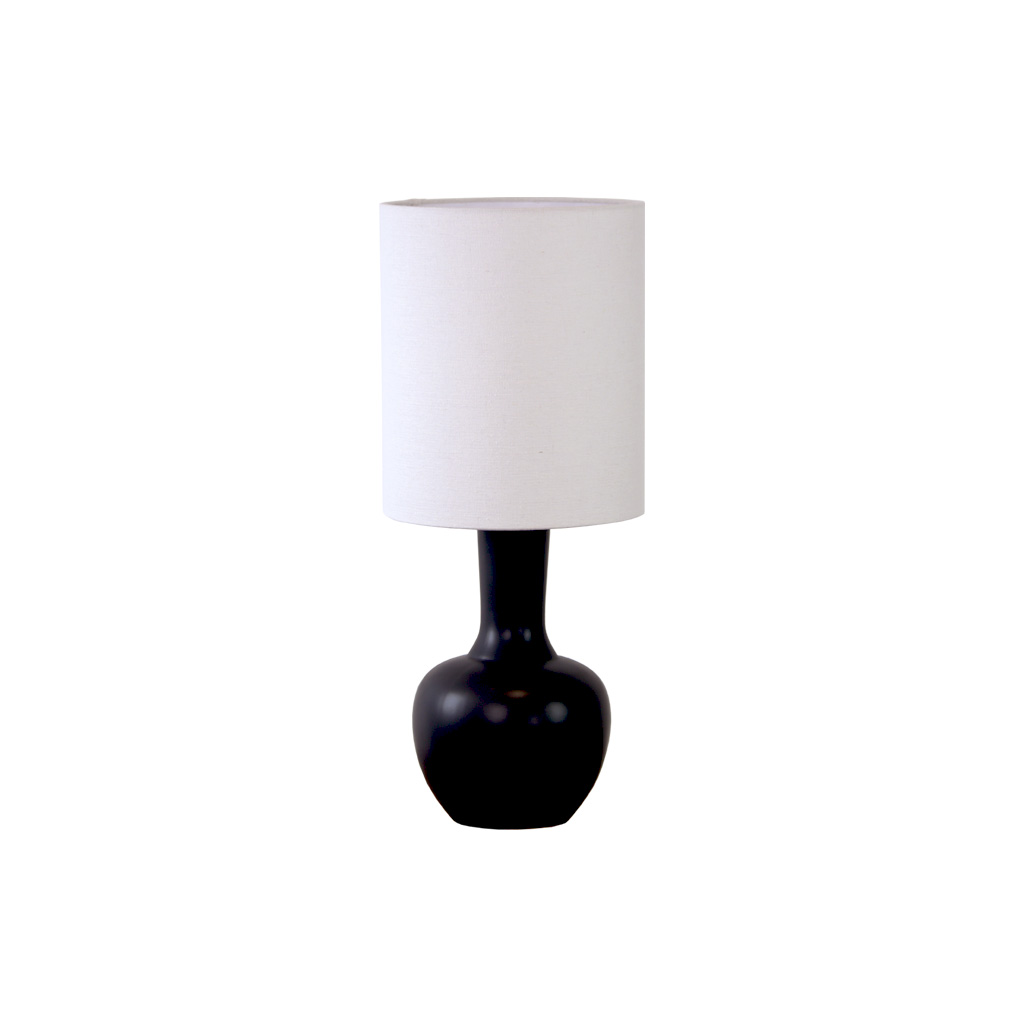 Lill Boda 52cm Svart bordlampe Fra Nordic Lighting - Lill Boda er en stilig bordlampe i keramikk med en glatt, svart lampefot som gir et mykt og harmonisk uttrykk.