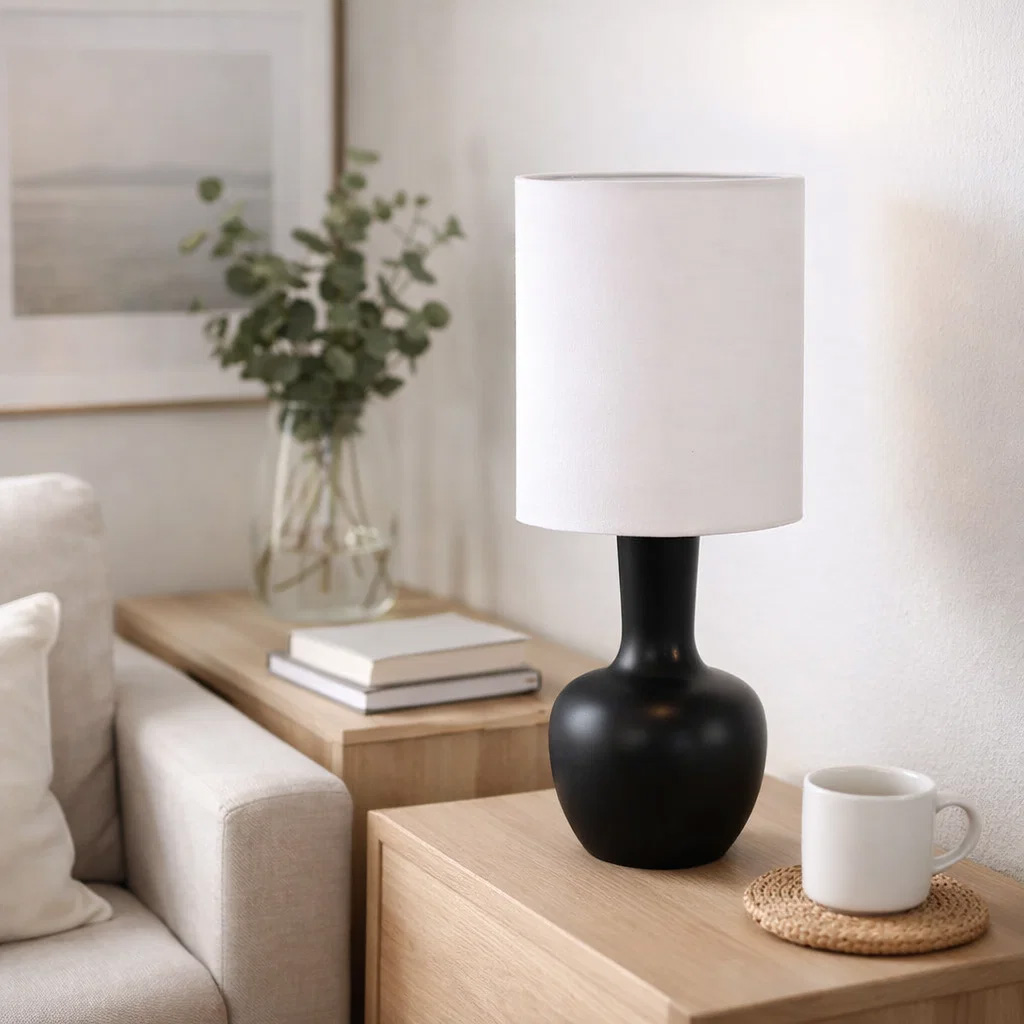 Lill Boda 52cm Svart bordlampe Fra Nordic Lighting - Lill Boda er en stilig bordlampe i keramikk med en glatt, svart lampefot som gir et mykt og harmonisk uttrykk.