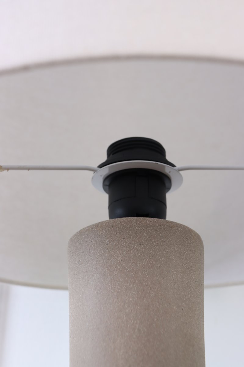 Boda 78cm Sand bordlampe Fra Nordic Lighting - Boda er en stilig bordlampe i keramikk med en naturlig sandfarget fot som gir et mykt og harmonisk uttrykk.