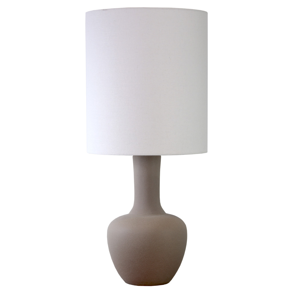 Boda 78cm Sand bordlampe Fra Nordic Lighting - Boda er en stilig bordlampe i keramikk med en naturlig sandfarget fot som gir et mykt og harmonisk uttrykk.