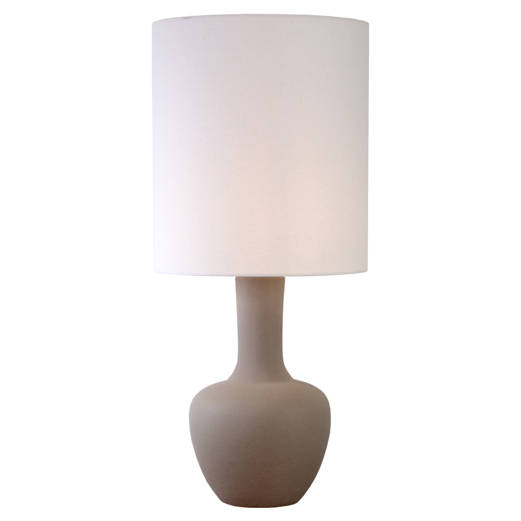 Boda 78cm Sand bordlampe Fra Nordic Lighting - Boda er en stilig bordlampe i keramikk med en naturlig sandfarget fot som gir et mykt og harmonisk uttrykk.