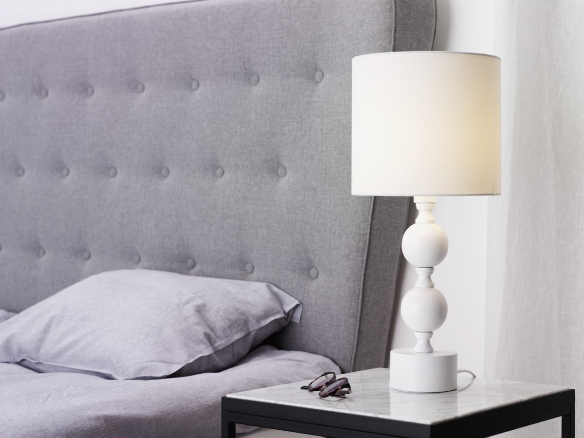 Pompa 46cm Hvit bordlampe Fra Cottex - Pompa bordlampe i metall og tekstil er en elegant og iøynefallende lampe som gir rommet et sofistikert preg.