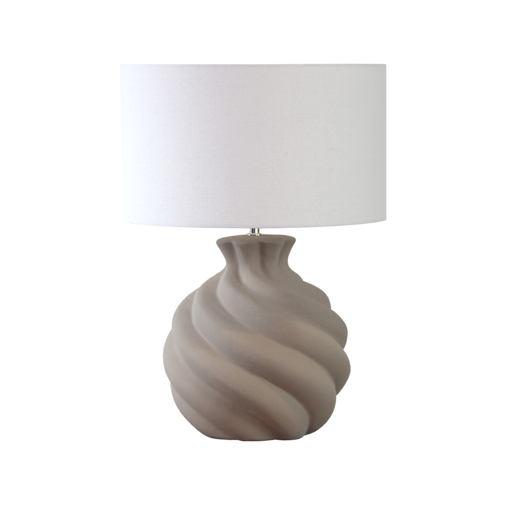 Vindel 52cm Sand bordlampe Fra Lampan - Lampefoten i keramikk har en sandfarget, strukturert overflate og et mykt virvlende design som gir et livlig og skulpturelt uttrykk.