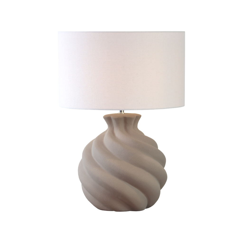 Vindel 52cm Sand bordlampe Fra Lampan - Lampefoten i keramikk har en sandfarget, strukturert overflate og et mykt virvlende design som gir et livlig og skulpturelt uttrykk.