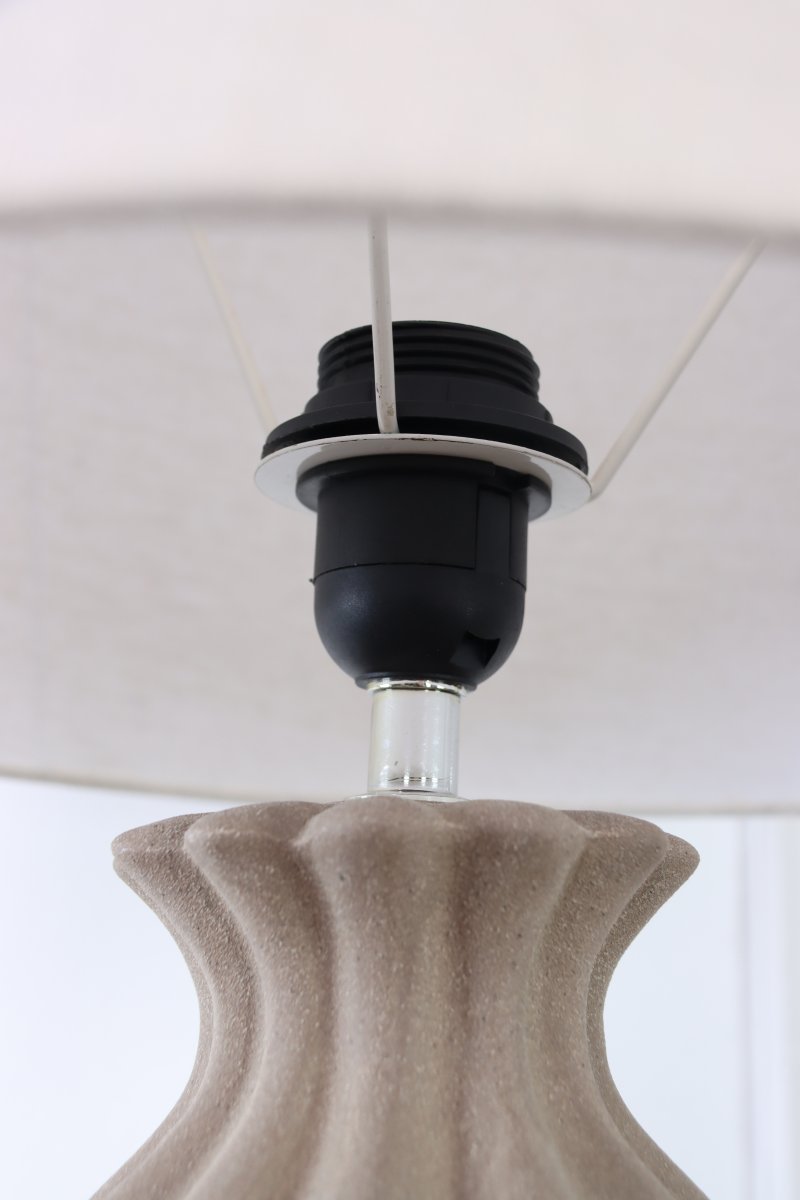 Amfora 67cm Sand bordlampe Fra Lampan - Lampefoten i keramikk har en vakkert formet silhuett med myke linjer og en strukturert overflate i sandfarge som gir et naturlig og harmonisk uttrykk.