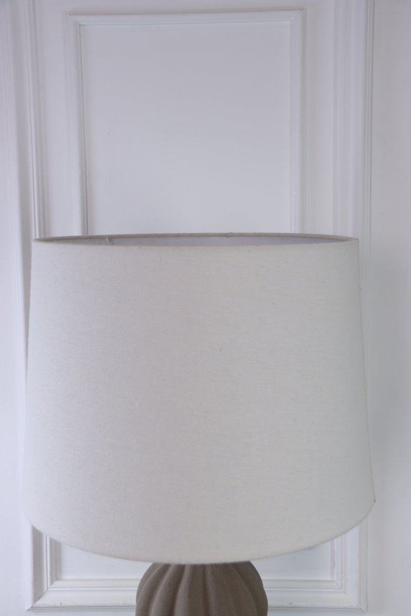 Amfora 67cm Sand bordlampe Fra Lampan - Lampefoten i keramikk har en vakkert formet silhuett med myke linjer og en strukturert overflate i sandfarge som gir et naturlig og harmonisk uttrykk.