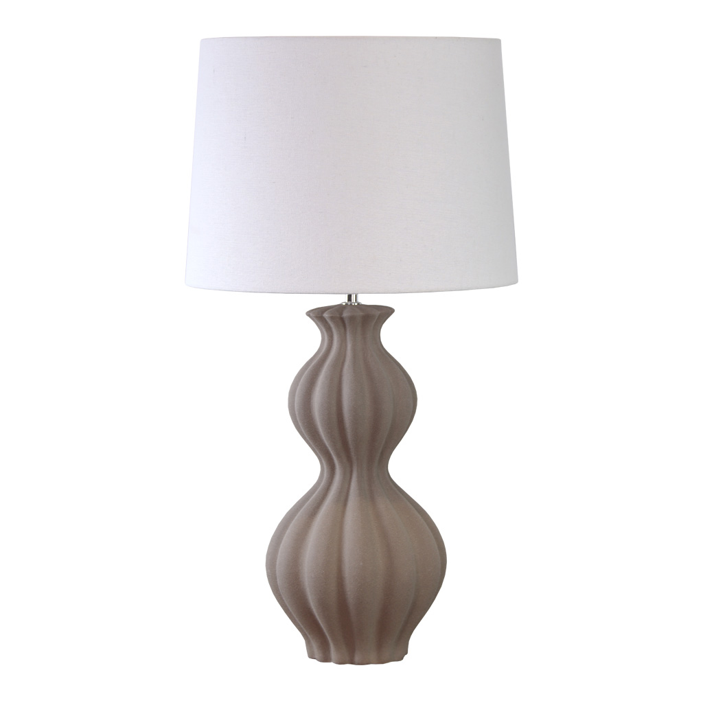 Amfora 67cm Sand bordlampe Fra Lampan - Lampefoten i keramikk har en vakkert formet silhuett med myke linjer og en strukturert overflate i sandfarge som gir et naturlig og harmonisk uttrykk.