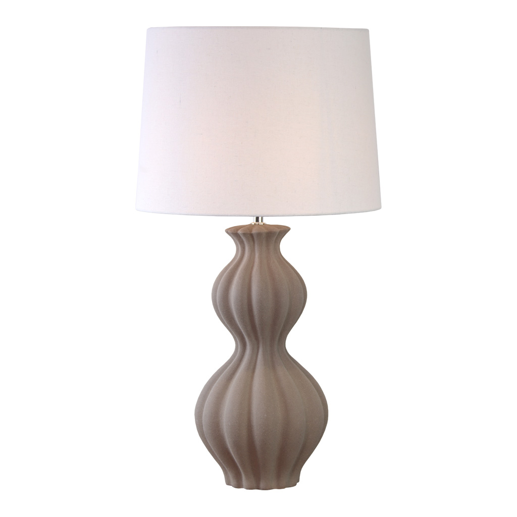 Amfora 67cm Sand bordlampe Fra Lampan - Lampefoten i keramikk har en vakkert formet silhuett med myke linjer og en strukturert overflate i sandfarge som gir et naturlig og harmonisk uttrykk.
