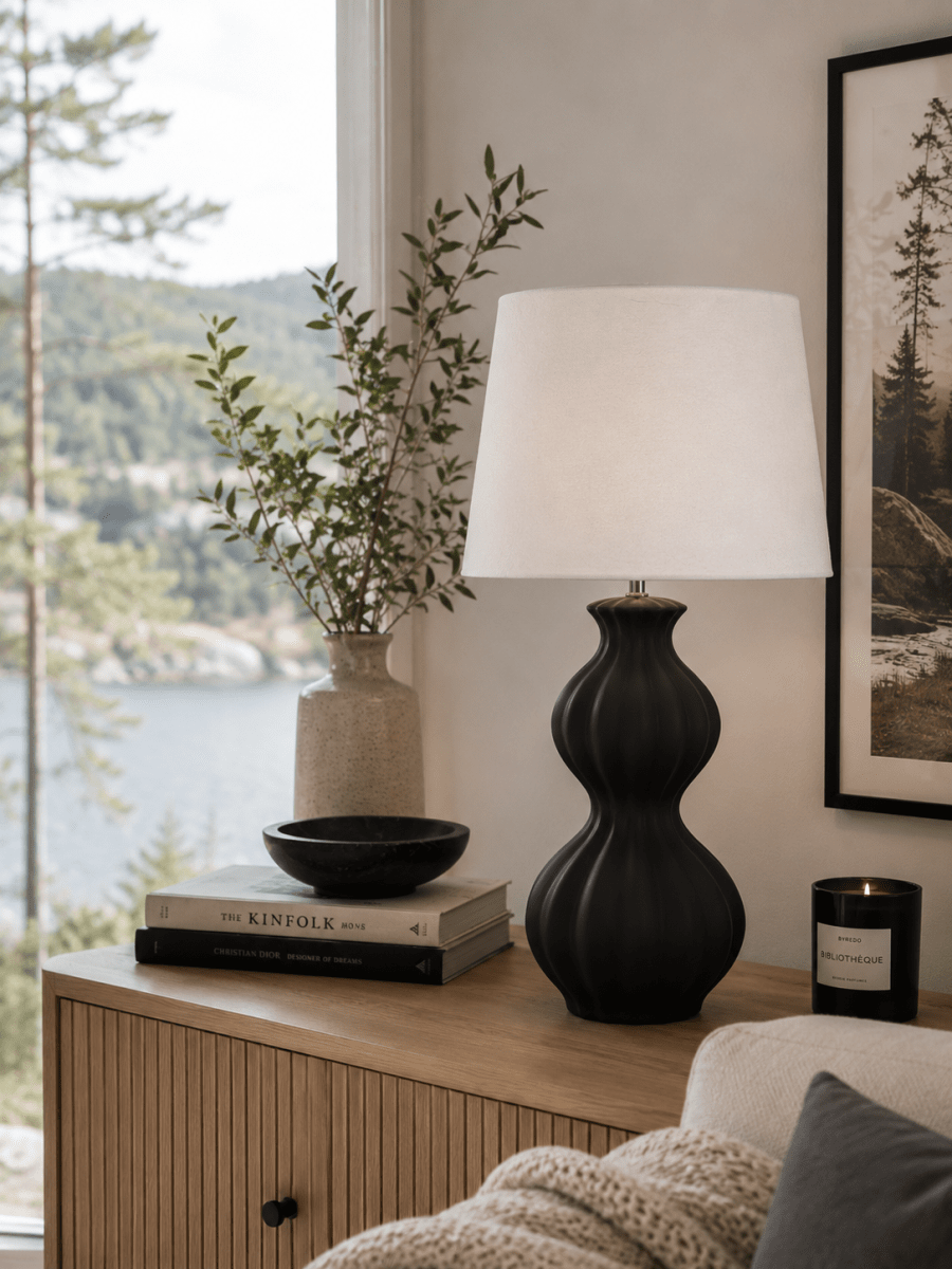 Amfora 67cm Svart bordlampe Fra Lampan - Lampefoten i keramikk har en vakkert formet silhuett med myke linjer og en glatt overflate i svart som gir et harmonisk uttrykk.