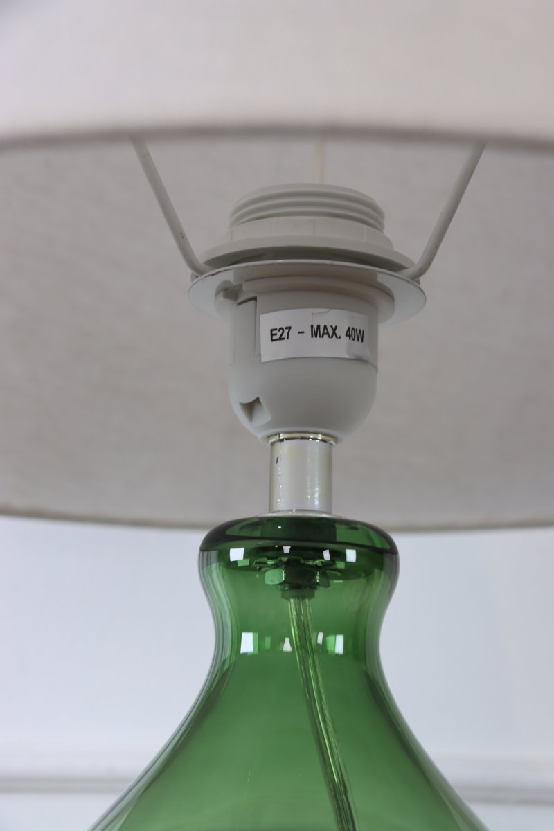 Tasso 55cm Grønn bordlampe Fra Lampan - Tasso er en stilig og dekorativ bordlampe som kombinerer glass og tekstil p&aring; en elegant m&aring;te.