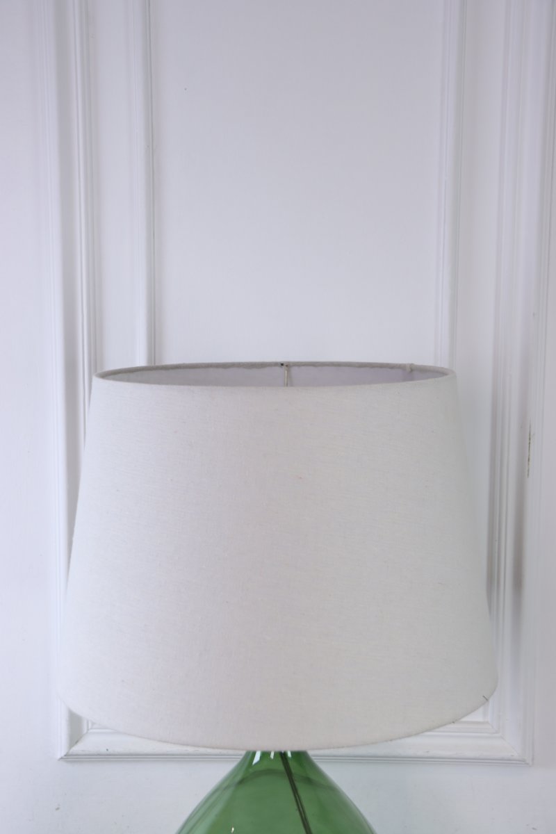 Tasso 55cm Grønn bordlampe Fra Lampan - Tasso er en stilig og dekorativ bordlampe som kombinerer glass og tekstil p&aring; en elegant m&aring;te.