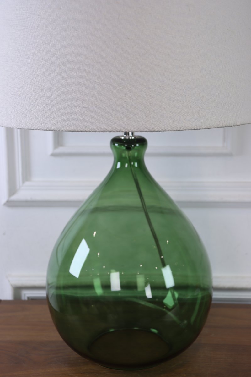 Tasso 55cm Grønn bordlampe Fra Lampan - Tasso er en stilig og dekorativ bordlampe som kombinerer glass og tekstil p&aring; en elegant m&aring;te.