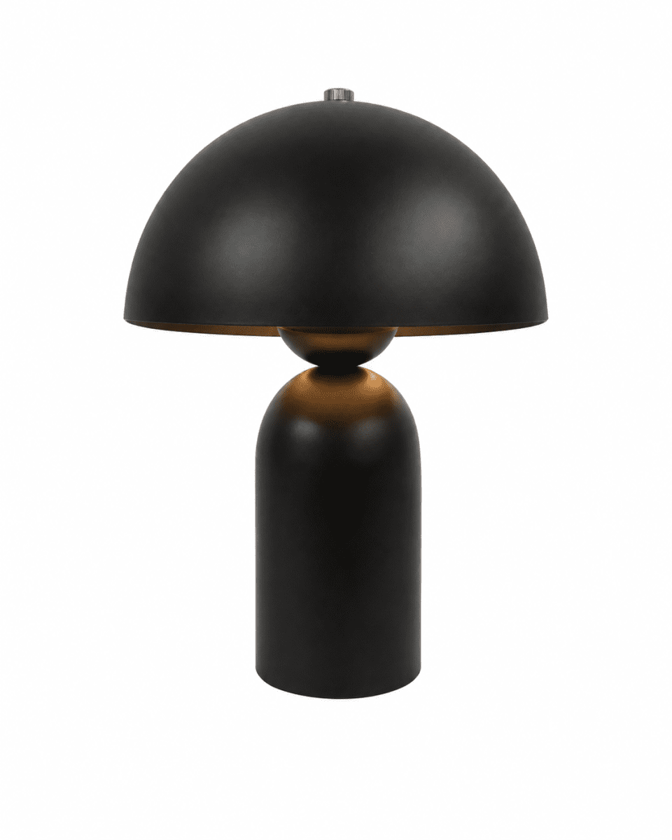Capello 35cm Svart bordlampe Fra Nordic Lighting - Den dekorative kromdetaljen p&aring; toppen gir et elegant l&oslash;ft og gj&oslash;r lampen til et vakkert innslag i b&aring;de soverom, stuer og ganger.