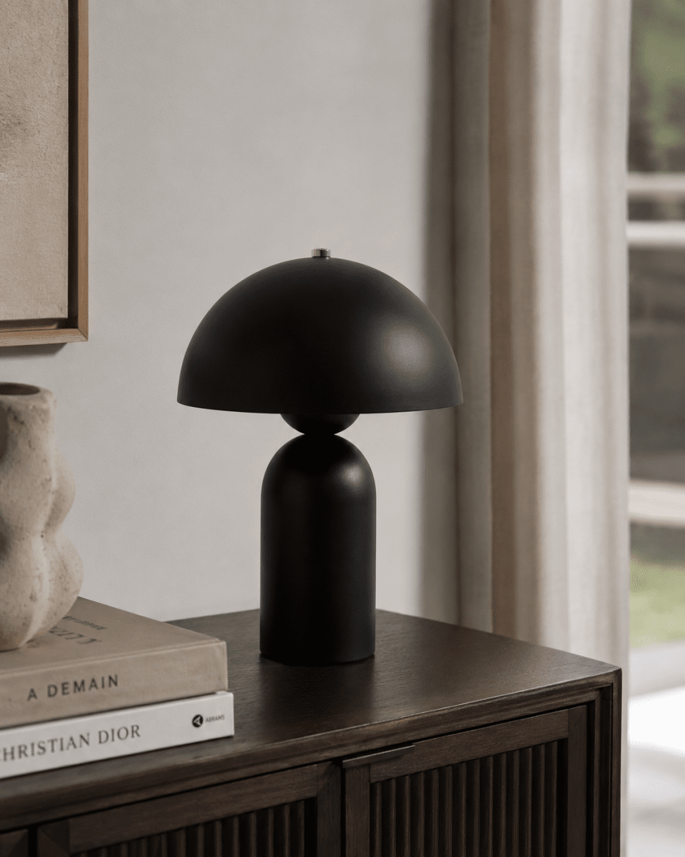 Capello 35cm Svart bordlampe Fra Nordic Lighting - Den dekorative kromdetaljen p&aring; toppen gir et elegant l&oslash;ft og gj&oslash;r lampen til et vakkert innslag i b&aring;de soverom, stuer og ganger.