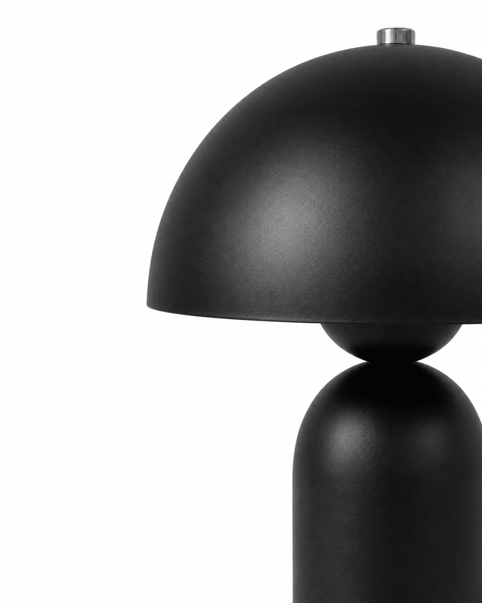 Capello 35cm Svart bordlampe Fra Nordic Lighting - Den dekorative kromdetaljen p&aring; toppen gir et elegant l&oslash;ft og gj&oslash;r lampen til et vakkert innslag i b&aring;de soverom, stuer og ganger.