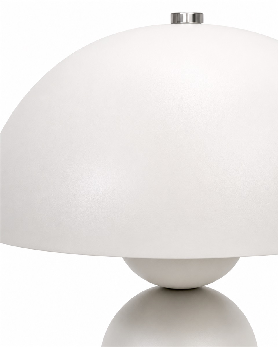 Capello 35cm Hvit bordlampe Fra Nordic Lighting - Den dekorative kromdetaljen p&aring; toppen gir et elegant l&oslash;ft og gj&oslash;r lampen til et vakkert innslag i b&aring;de soverom, stuer og ganger.