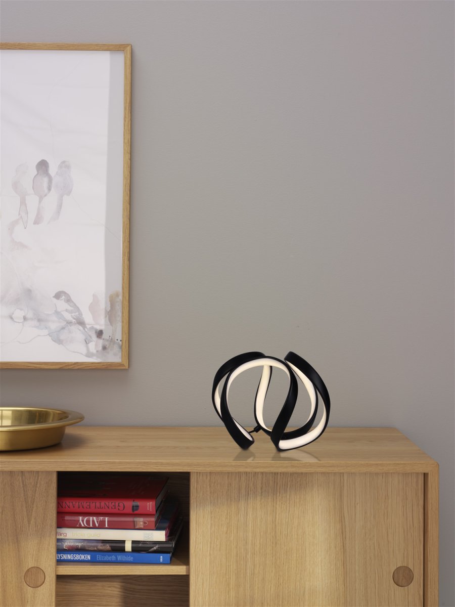 Wave 18cm Svart bordlampe Fra Cottex - Wave bordslampa i metall och silikon &auml;r en modern och elegant belysningsl&ouml;sning som ger ditt rum en unik och stilfull k&auml;nsla.